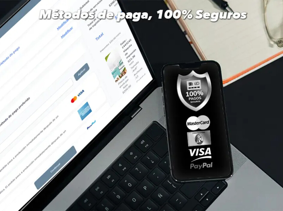 Mujer feliz sosteniendo una tarjeta bancaria con logos de pago seguro.