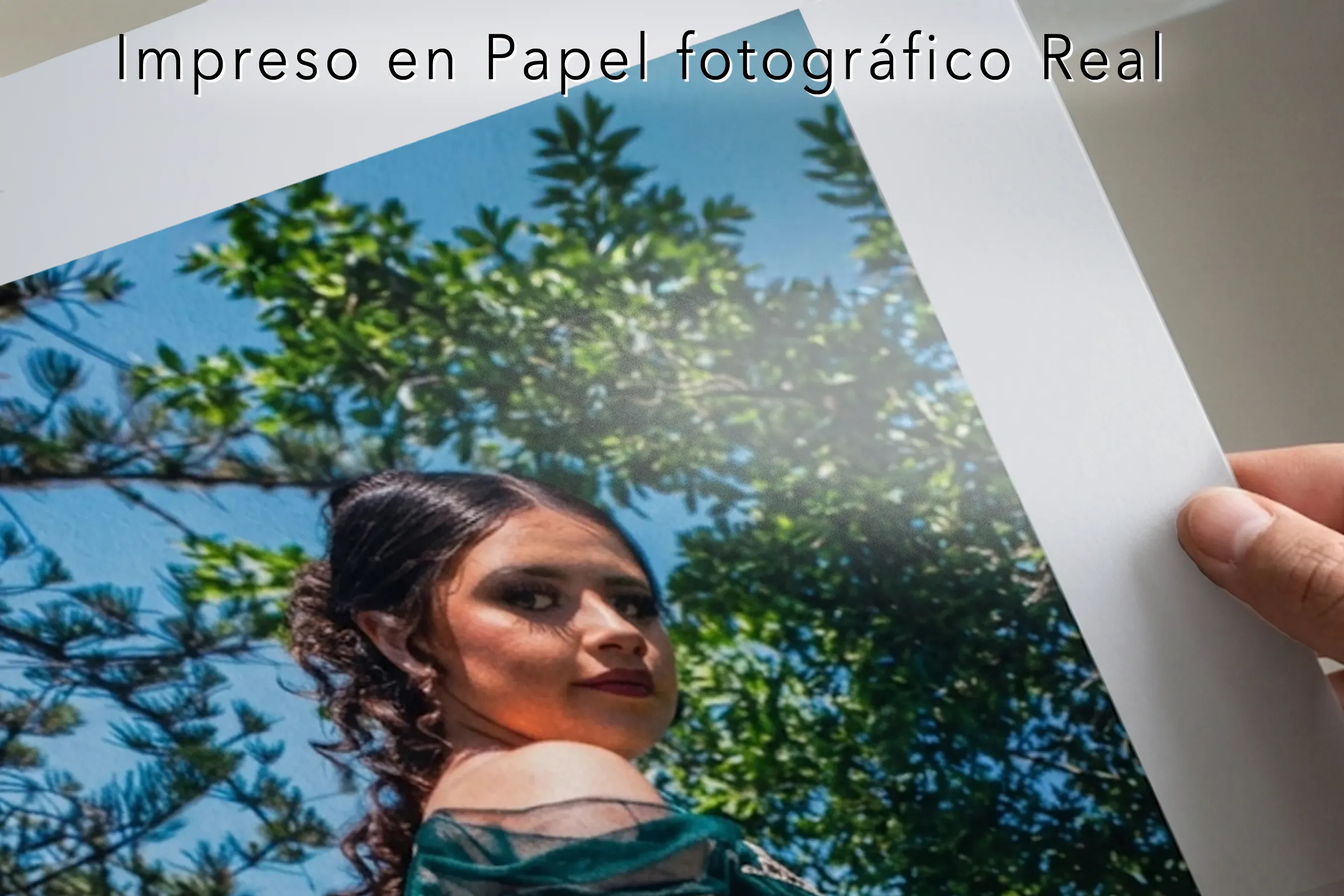 Detalle de impresión en papel fotográfico real de laboratorio con alta definición y colores intensos para un cuadro de firmas personalizado.