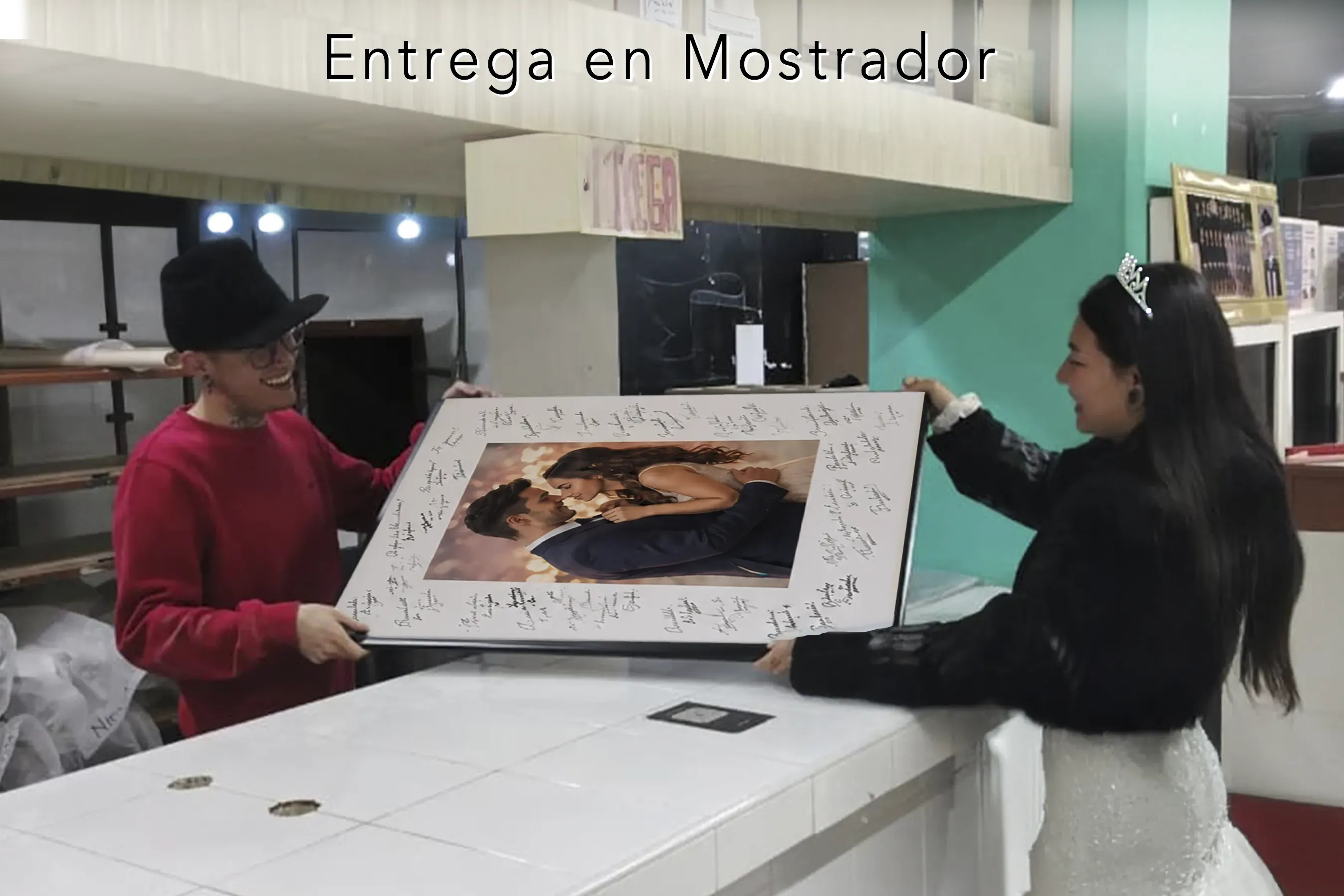 Cliente recibiendo un cuadro de firmas personalizado terminado en el mostrador de Mi Album.