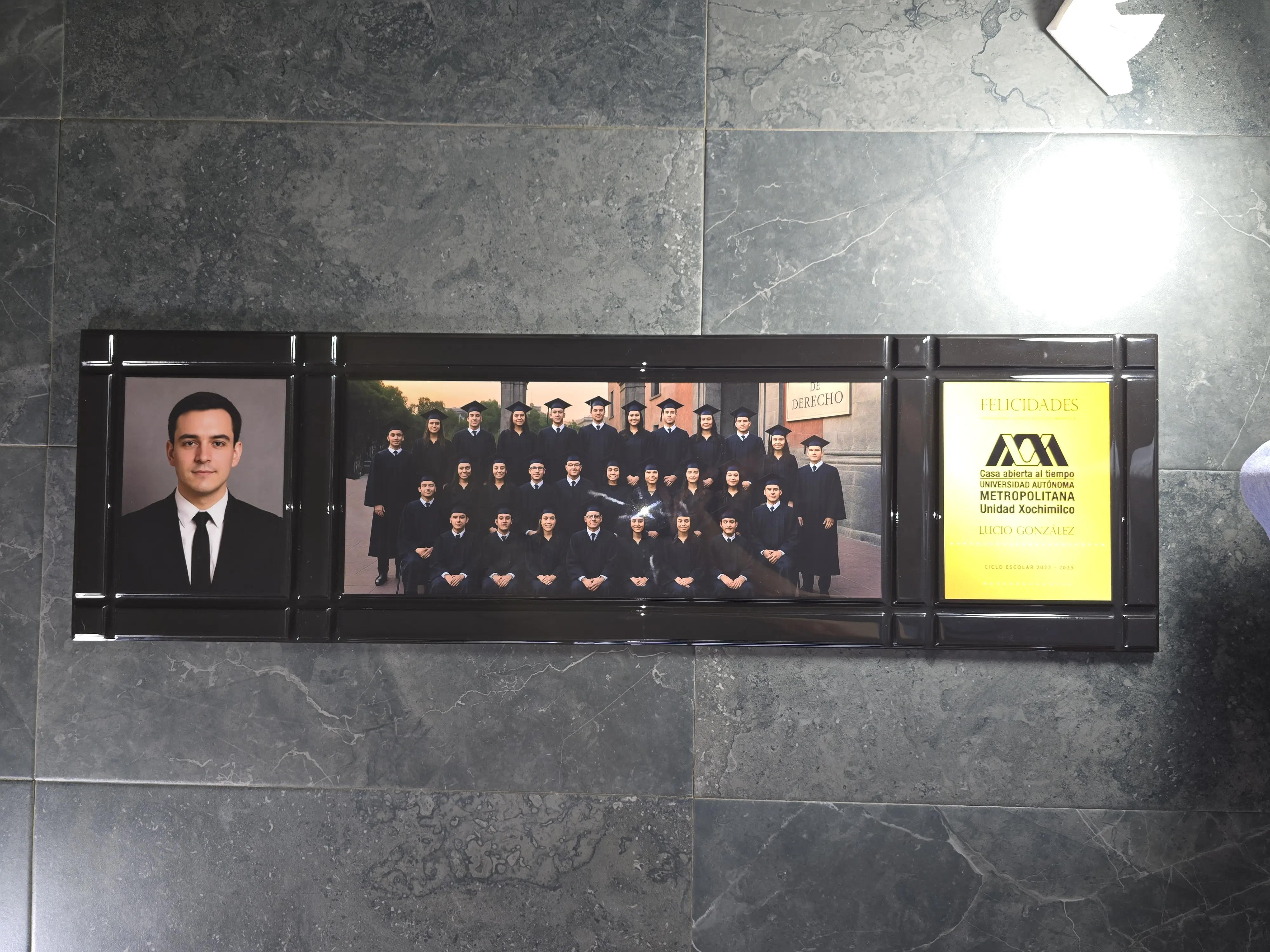 Cóncavo 3 escolar con la foto del alumno, la foto de su grupo y una placa en una base de MDF